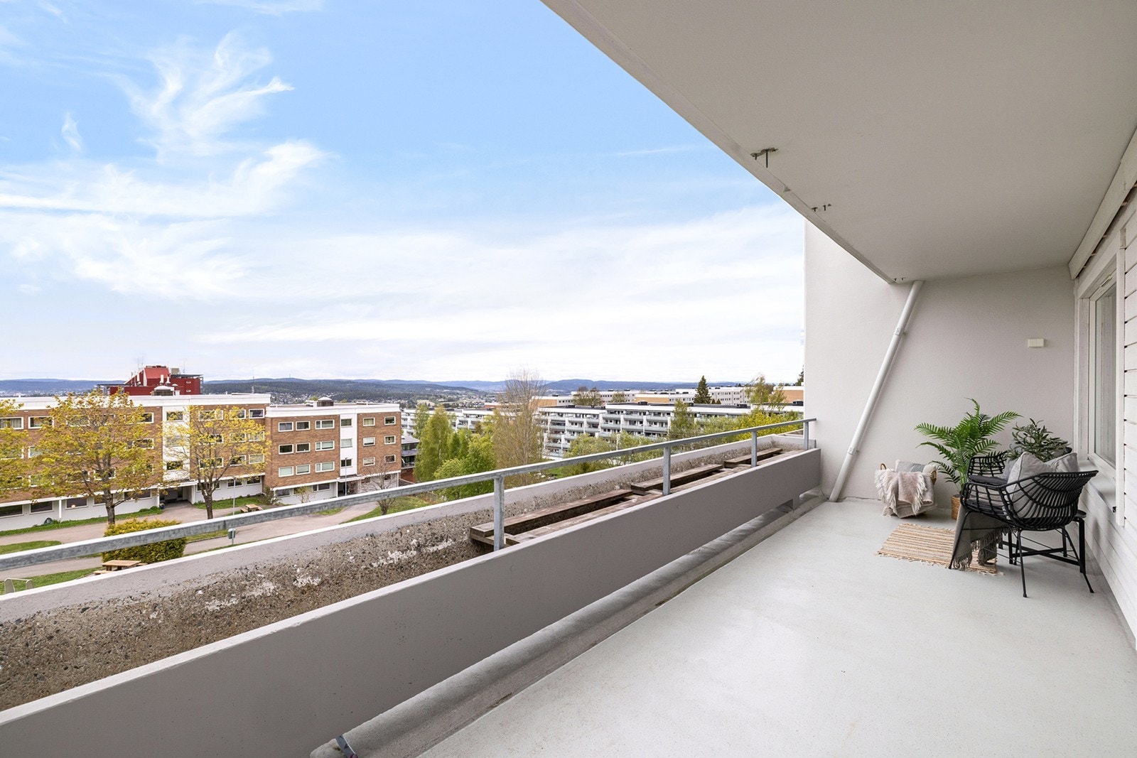 Terrassen har plass til utemøbler og fungerer som en naturlig forlengelse av oppholdsrommet i sommerhalvåret. Galleribilde