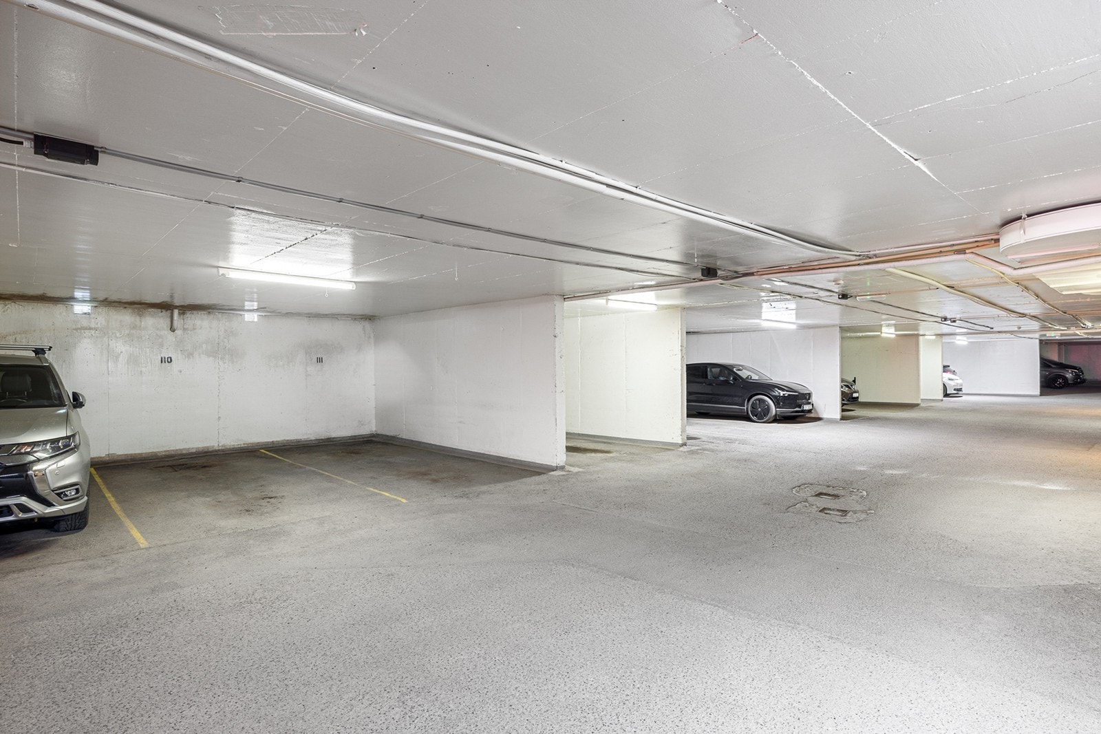 Det medfølger en fast parkeringsplass i felles garasjeanlegg. Galleribilde