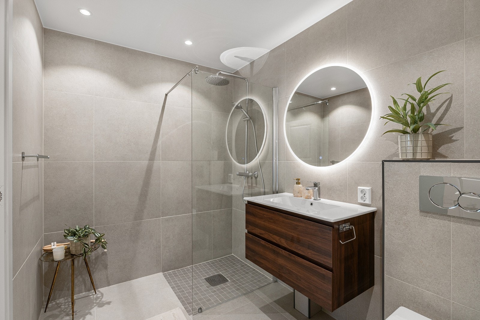 Nytt og delikat baderom med lekre italienske fliser og moderne downlight-belysning. Badet har behagelig gulvvarme som bidrar til ekstra komfort og en lun atmosfære året rundt. Galleribilde