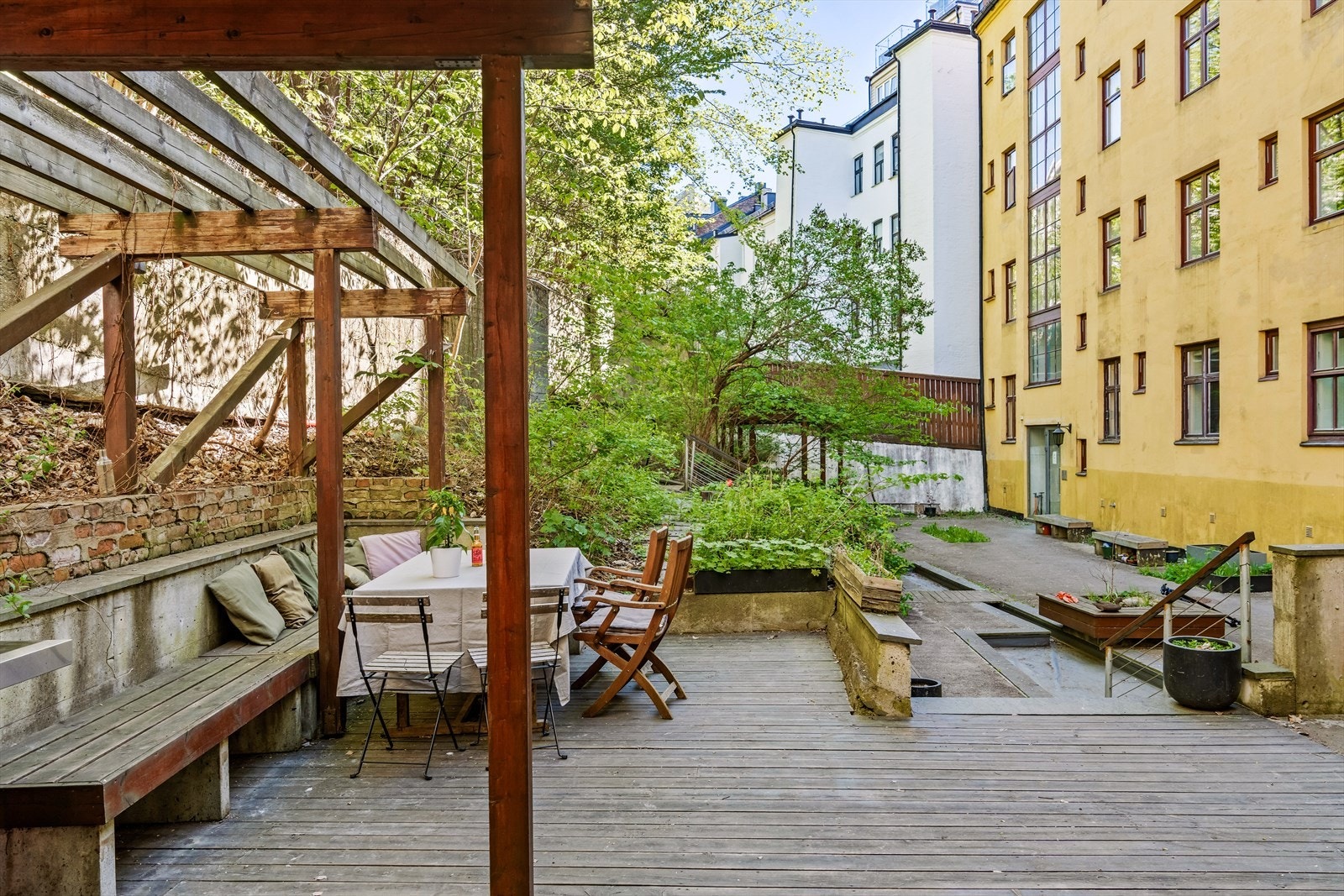 Bygget har en svært pent opparbeidet arkitekttegnet bakgård. Galleribilde