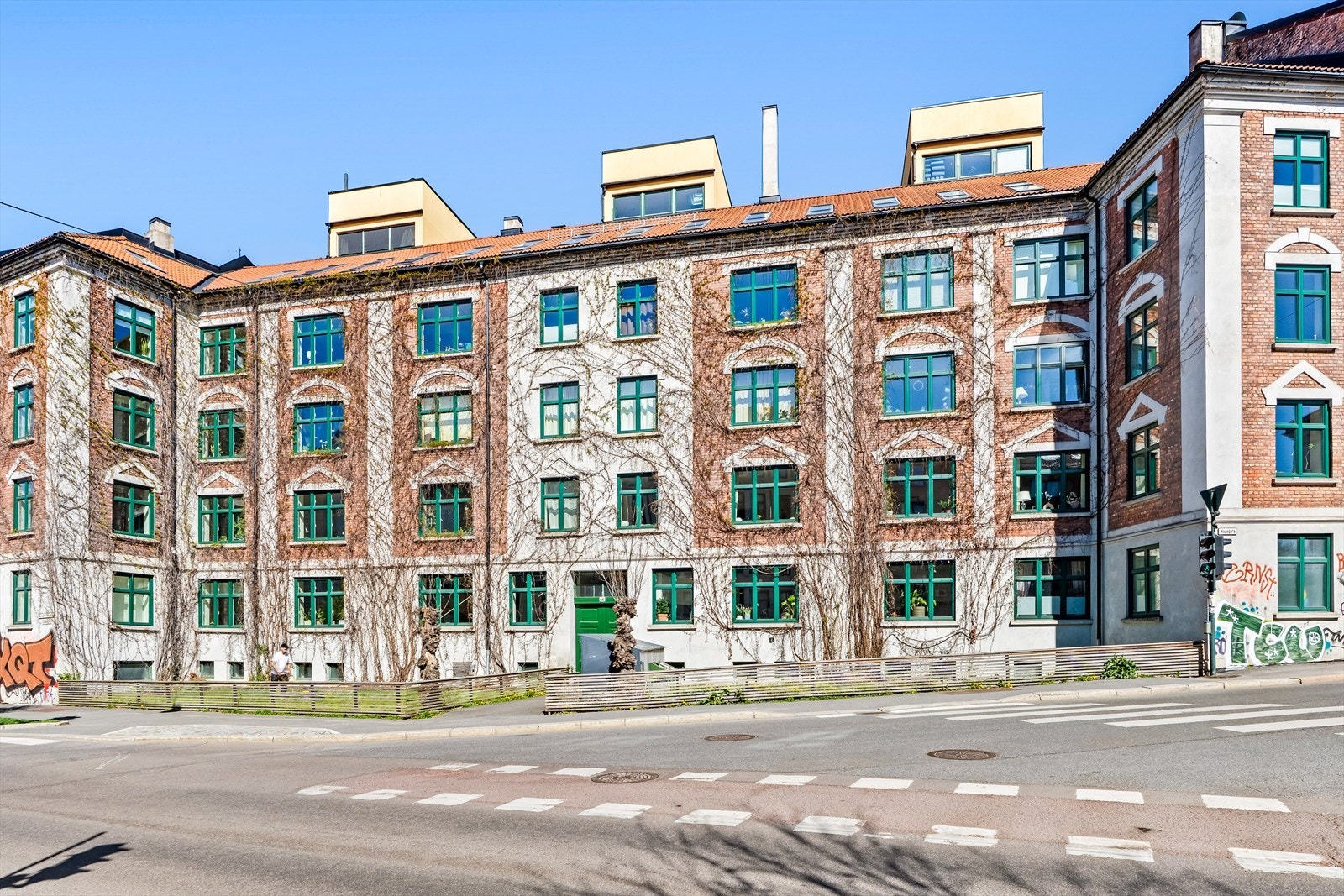 Fasade fra gateplan. Galleribilde