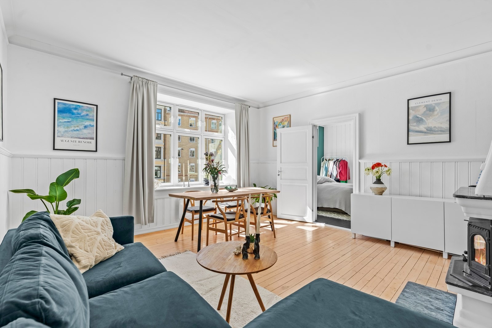 Boligen har en gjennomgående planløsning bestående av entré, stue med peis, separat kjøkken fra 2016, delikat bad fra 2019 samt et godt soverom med stor garderobe. Galleribilde
