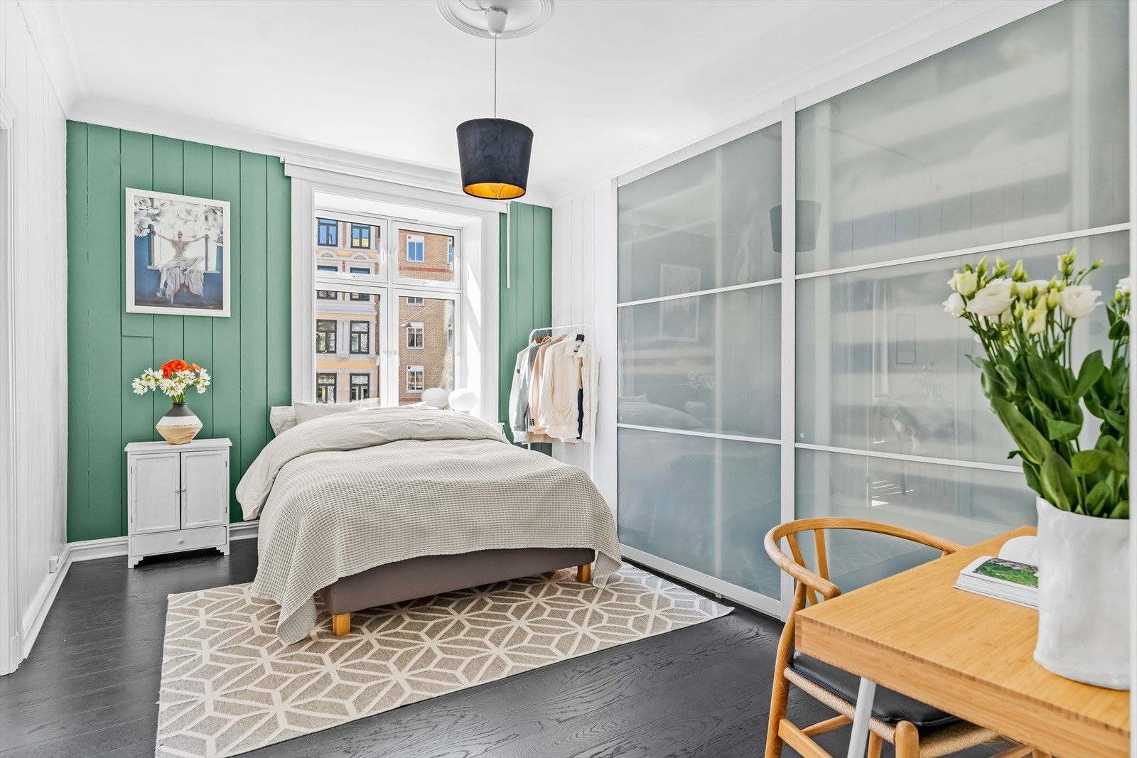 Boligen har et godt soverom. Rommet har plass til dobbeltseng med tilhørende nattbord. Galleribilde