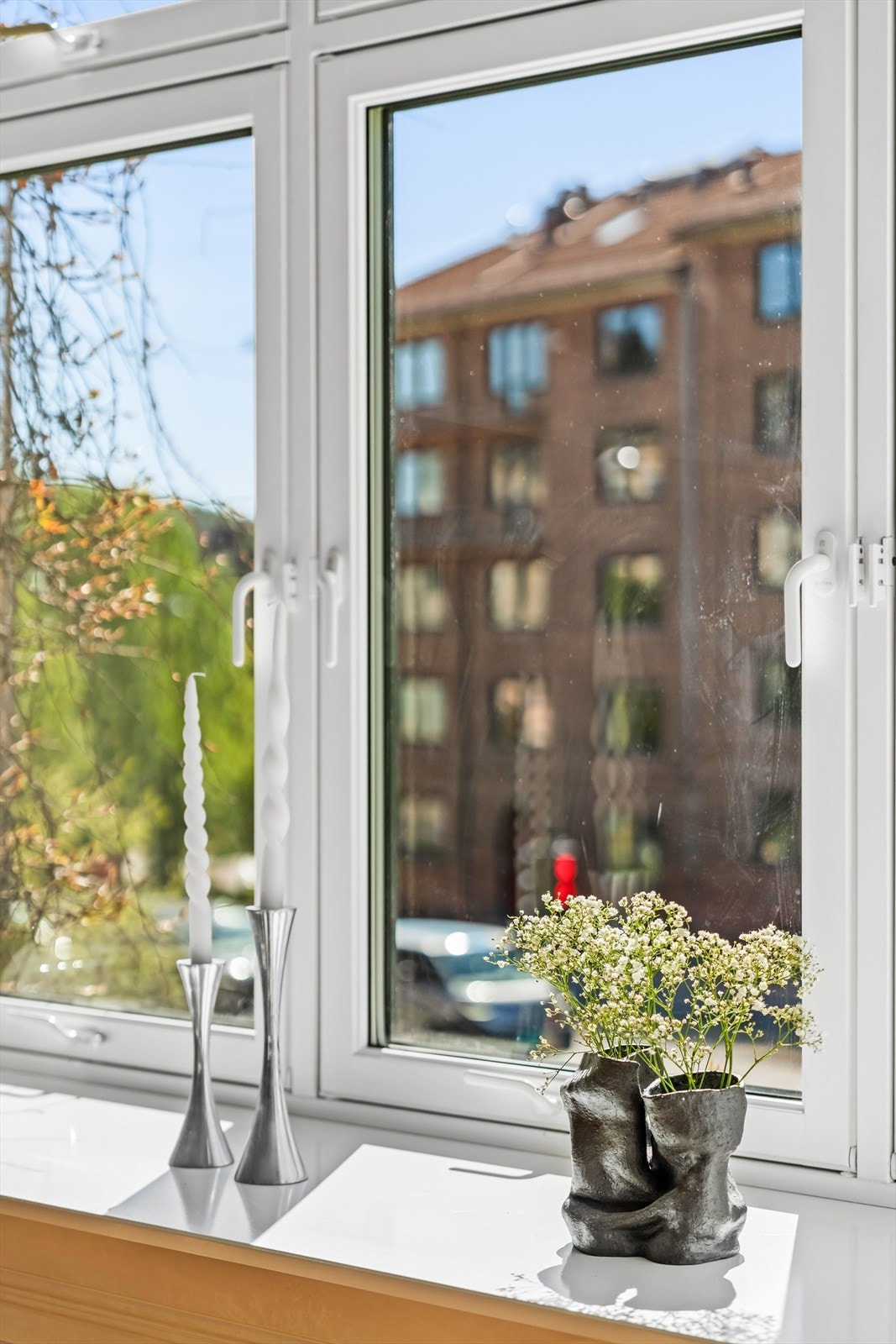 Utenfor vinduene er det godt og åpent utsyn, med mye luft mellom bygårdene. Galleribilde