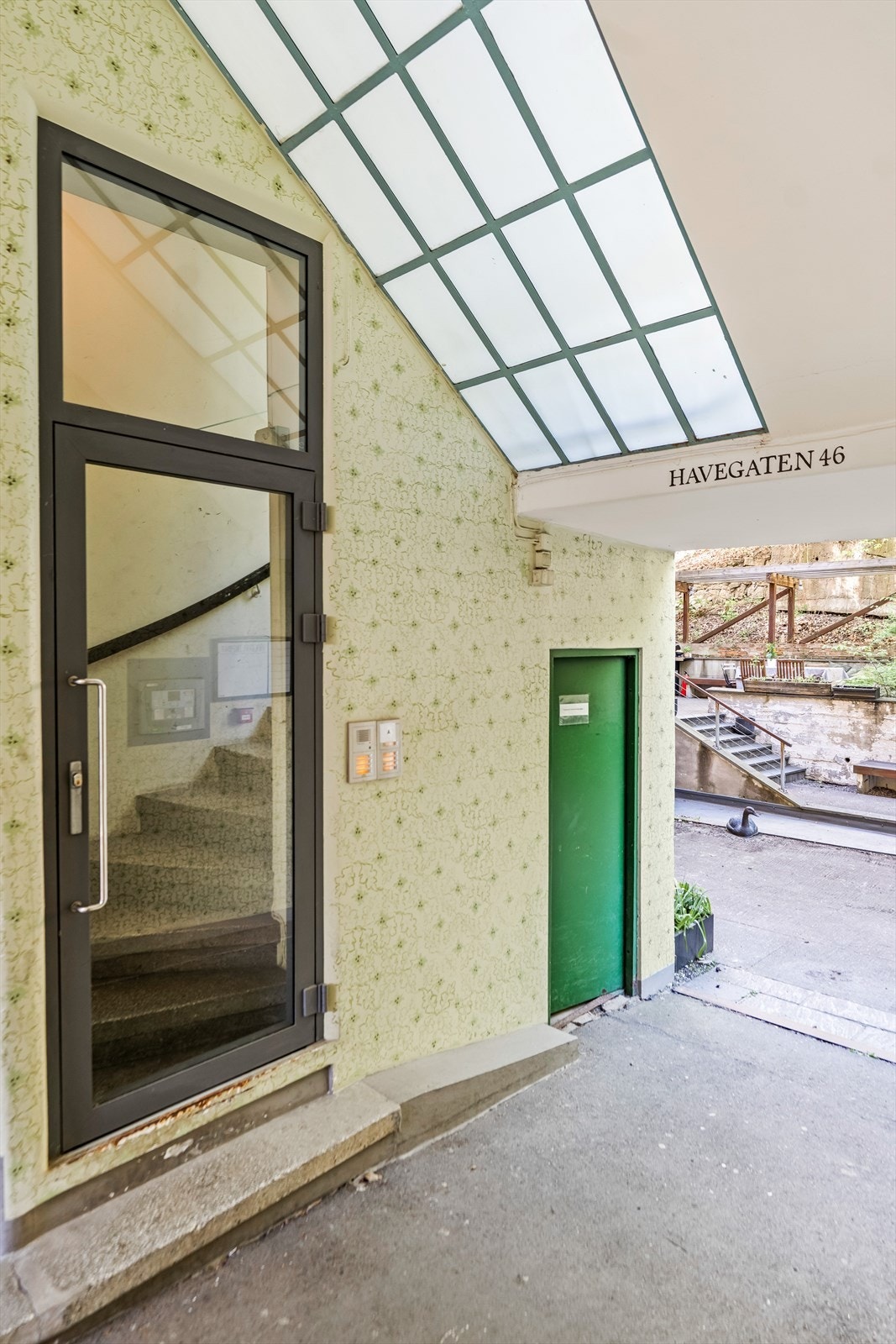 Bygget har et innbydende inngangsparti fra gateplan, med adkomst via bakgården. Galleribilde