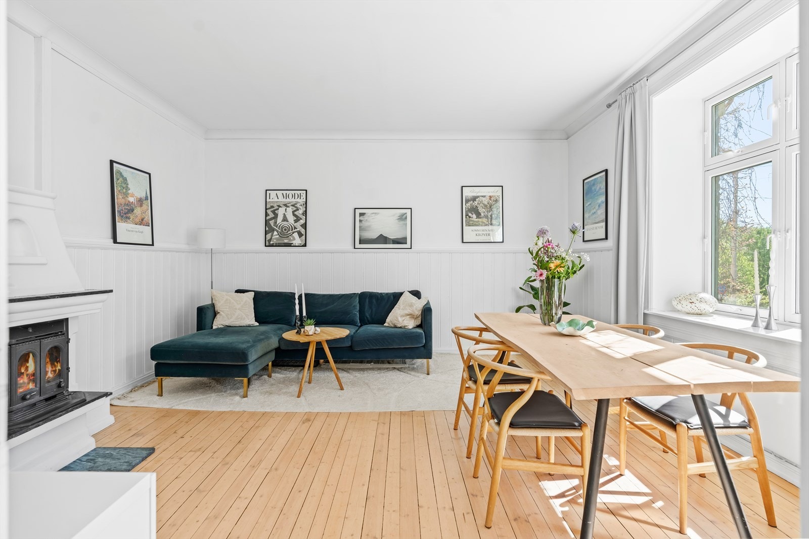 I stuen er det plass til sofaseksjon, tv-møbel og spisegruppe. Galleribilde