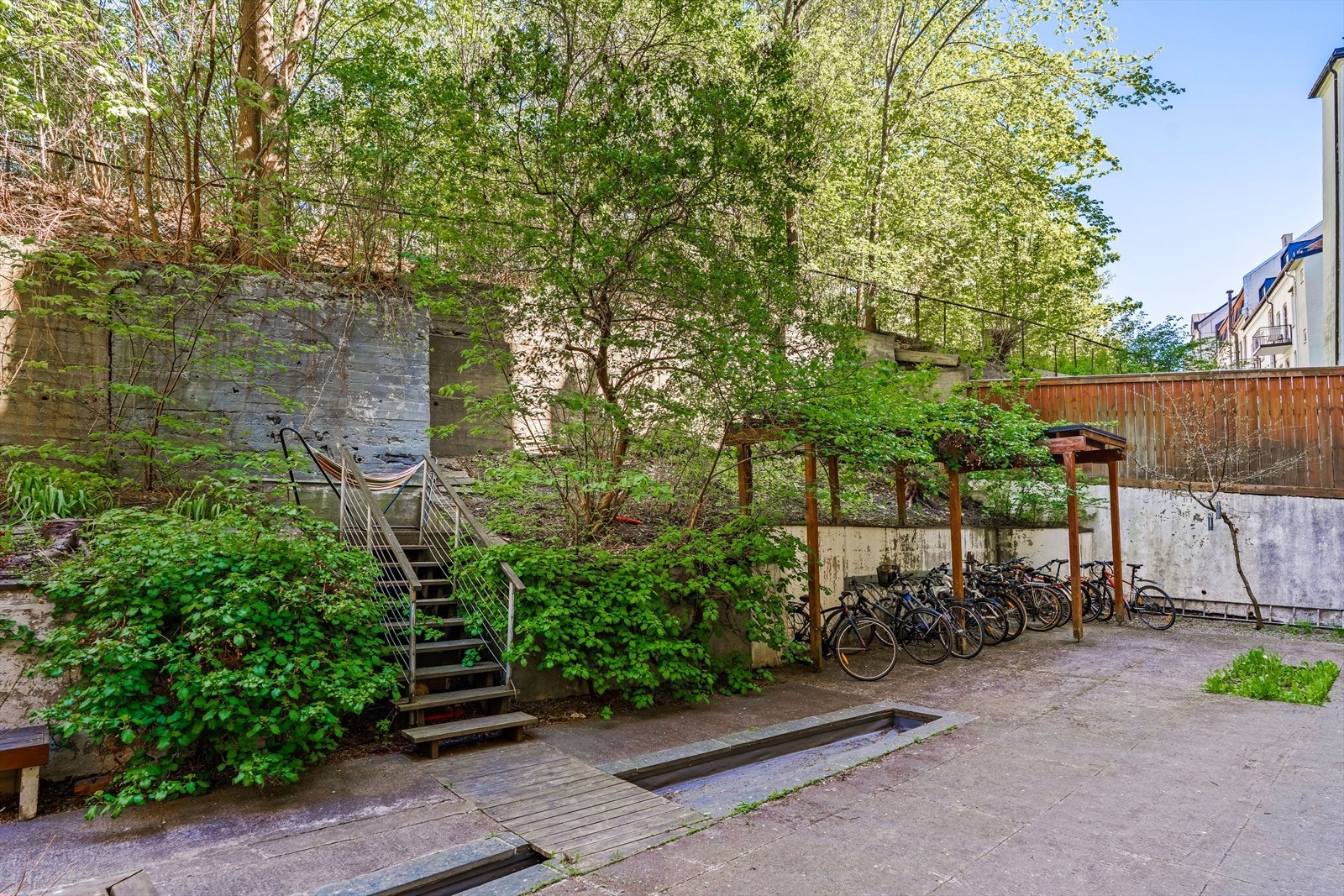 Her ute er det etablert paviljong, grillplass, flere sittegrupper, sykkeplarkering samt beplantning. Galleribilde