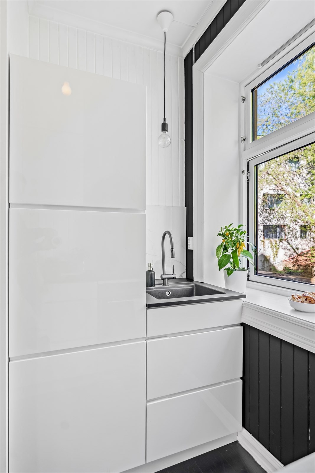 Videre er det satt opp flis på veggen over servanten, samt etablert belysning via downlights og pendellampe. Galleribilde