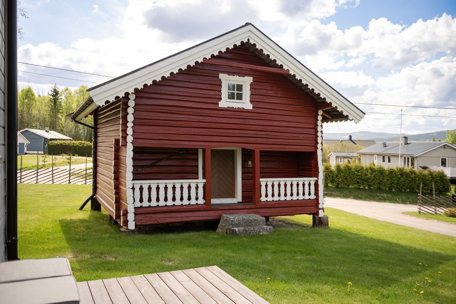 Stabburet er bygd i 1880. Punktfundamentert på tretufter på terreng med trebjelkelag og enkelt tregulv. Galleribilde