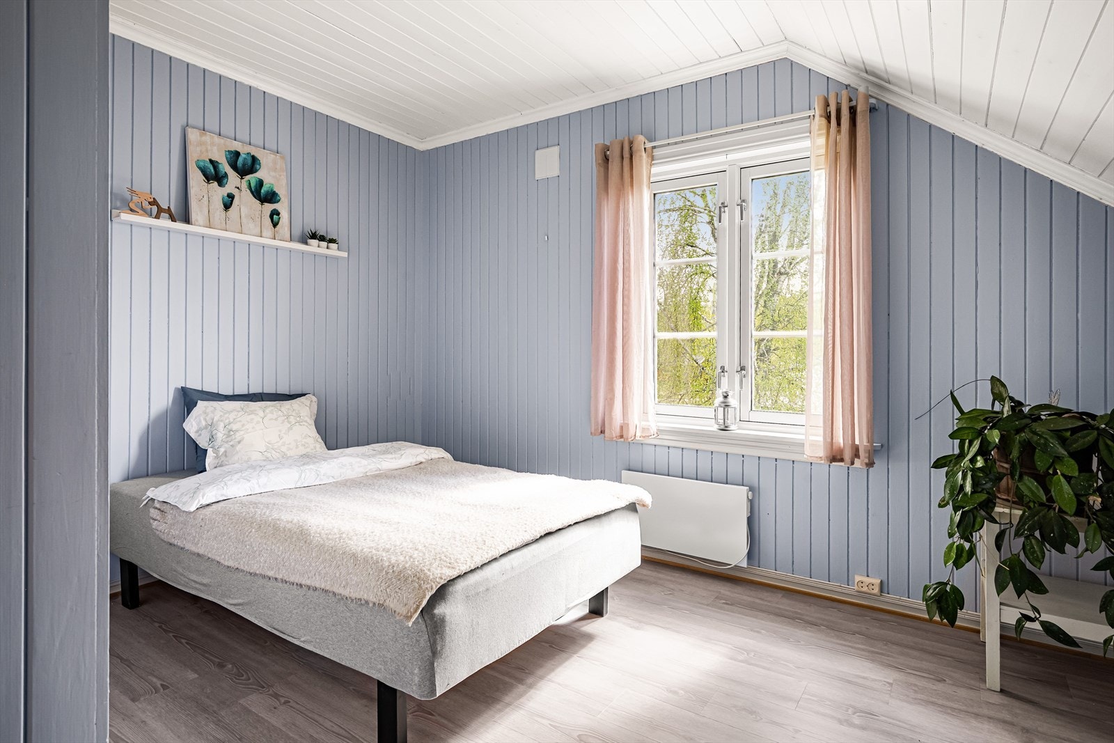Det er oppvarming med panelovner på enkelte rom. Galleribilde