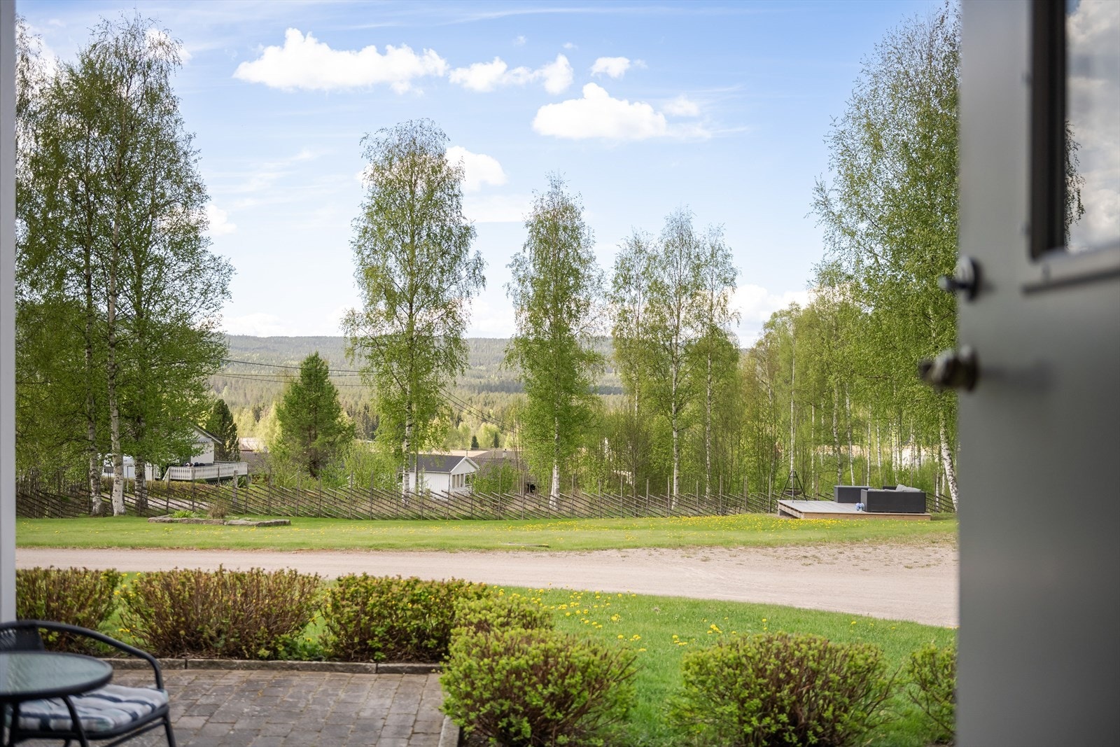 Ved inngangspartiet er det steinlagt og plass til sittegruppe. Galleribilde