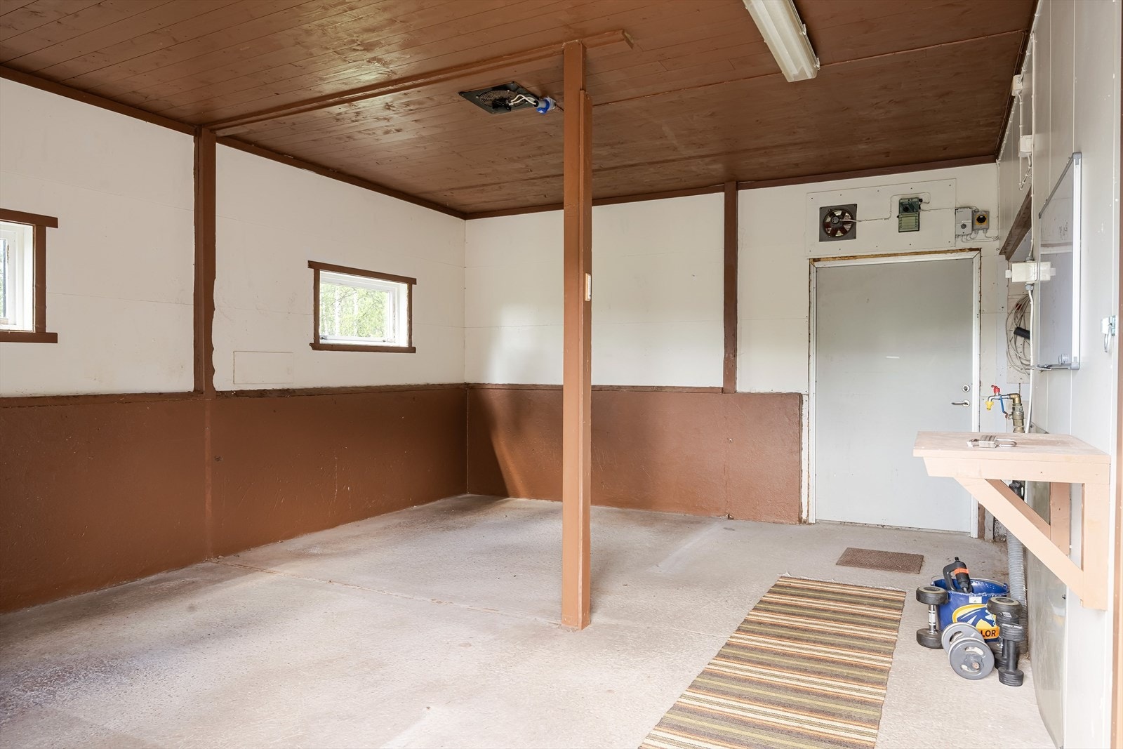 Stallinnredning er fjernet, men stallrom har murt brystning på tre vegger og mekanisk avtrekk via vifter. Utstyrsrom har i dag
innedel for hundegård og god plass til lagring av mindre utstyr. Galleribilde