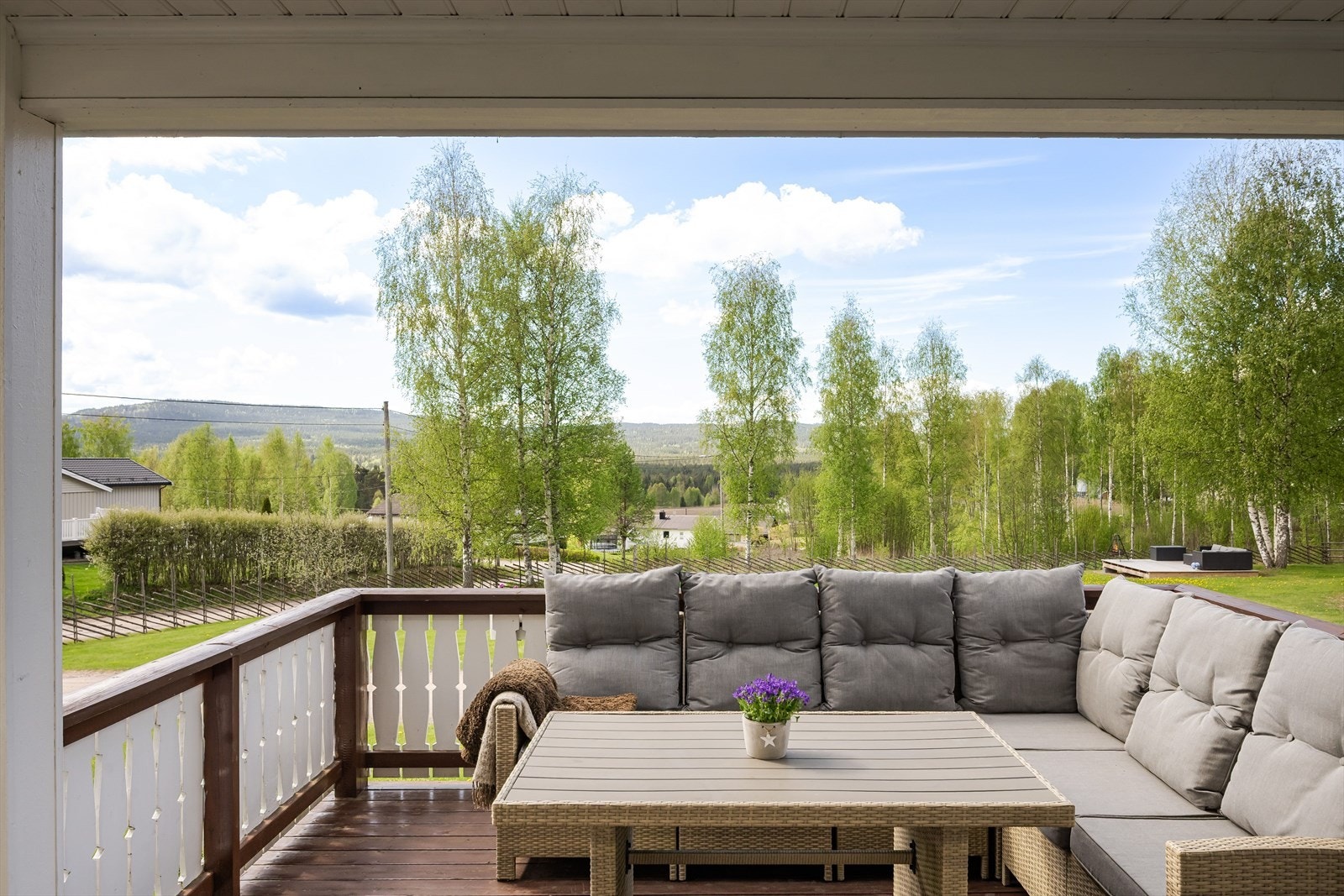 Terrassen ligger sørvendt til med gode solforhold og fin utstikt. Galleribilde