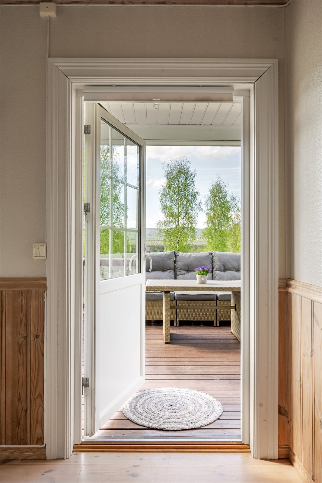 Fra spisestuen er det utgang til terrassen. Galleribilde