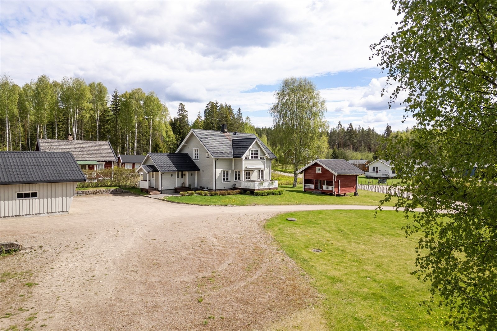 Stor gårdsplass med gode parkeringsmuligheter og boltreplass. Galleribilde