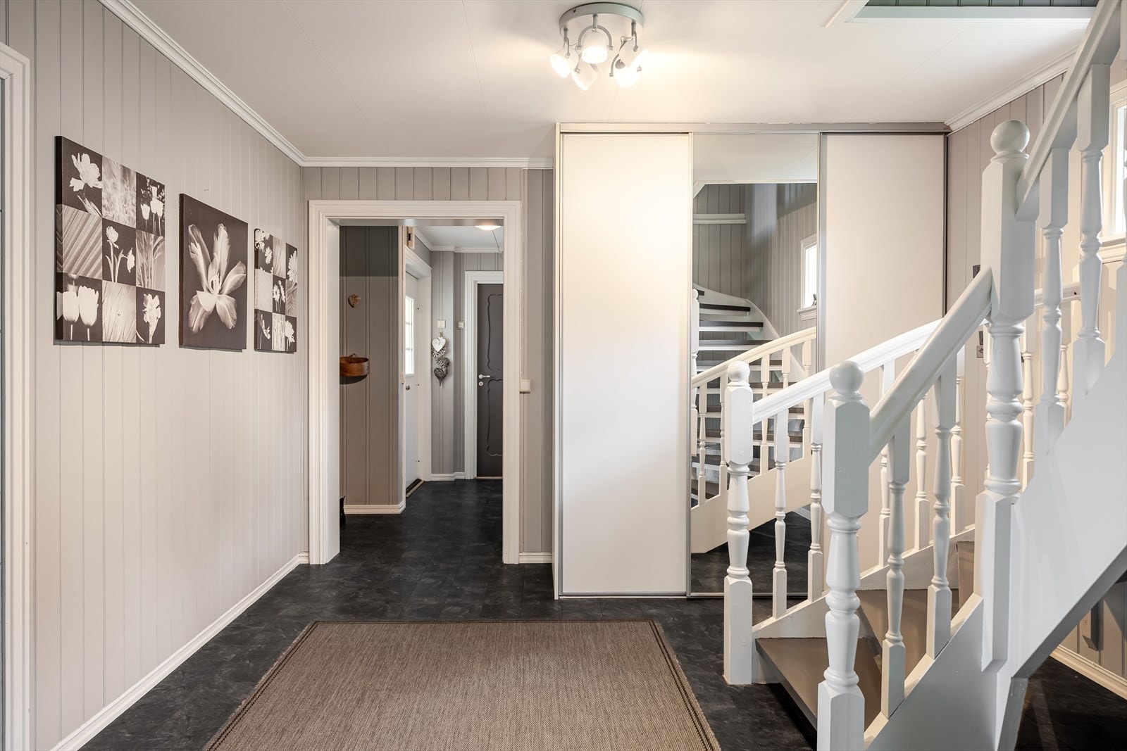 I hallen er det skyvedørsgarderobe med god plass til ytterklær og sko. Galleribilde