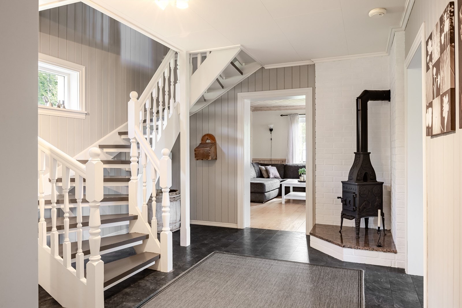 Innvendige overflater med trepanel på vegger og himlinger, samt laminatgulv og heltregulv. Galleribilde