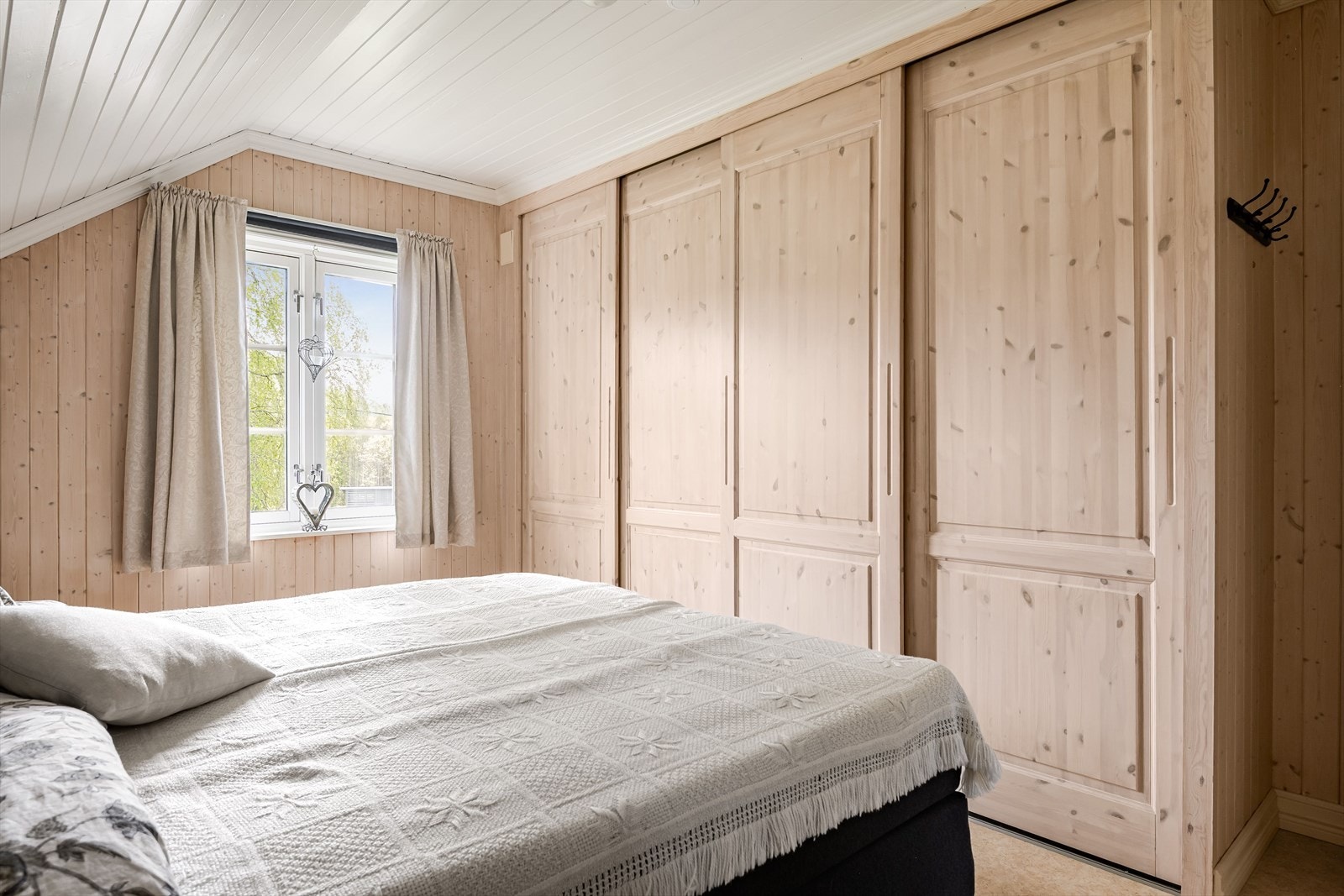 Hovedsoverommet har praktisk skyvedørsgarderobe. Galleribilde
