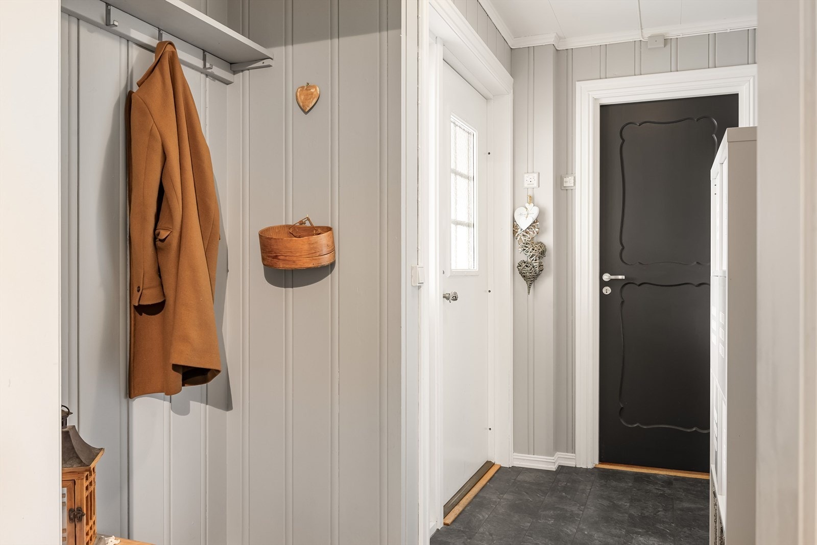 Du kommer inn til vindfang med nisje hvor du kan sette fra deg skoene og henge fra deg jakka. Galleribilde