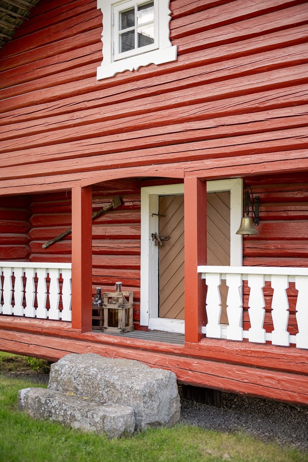 Det er et inntrukket inngangsparti i første etasje med utskåret rekkverk. Galleribilde