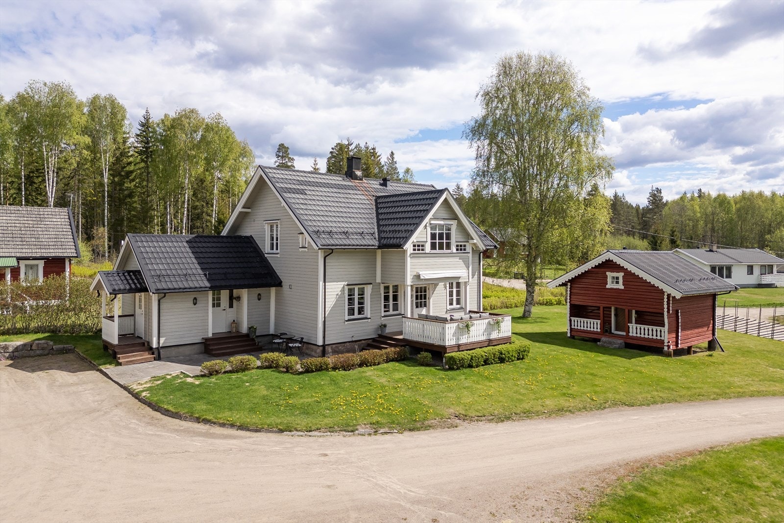 Veggene er utvendig kledd med liggende bordkledning, oppgradert med etterisolering i 2007. Galleribilde
