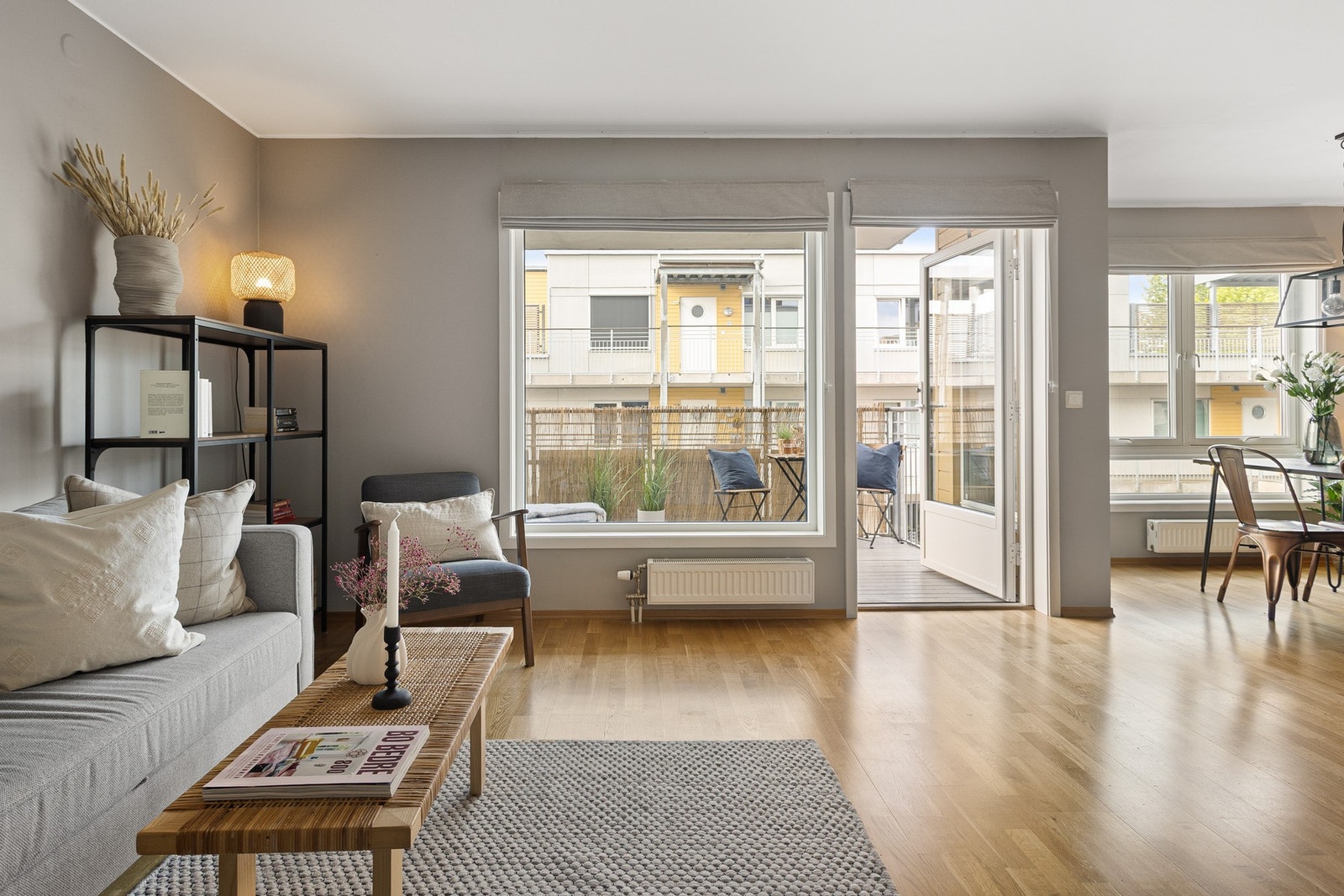 Stue og kjøkken ligger i en åpen løsning og får godt med naturlig lys fra generøse vindusflater, noe som gir en lys og luftig romfølelse. Galleribilde