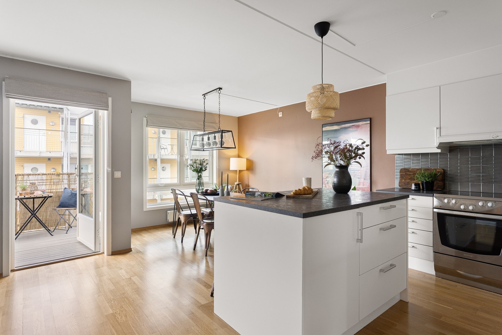 Varmtvann og oppvarming (a-konto), samt tv/internett er inkludert i de månedlige felleskostnadene. Galleribilde