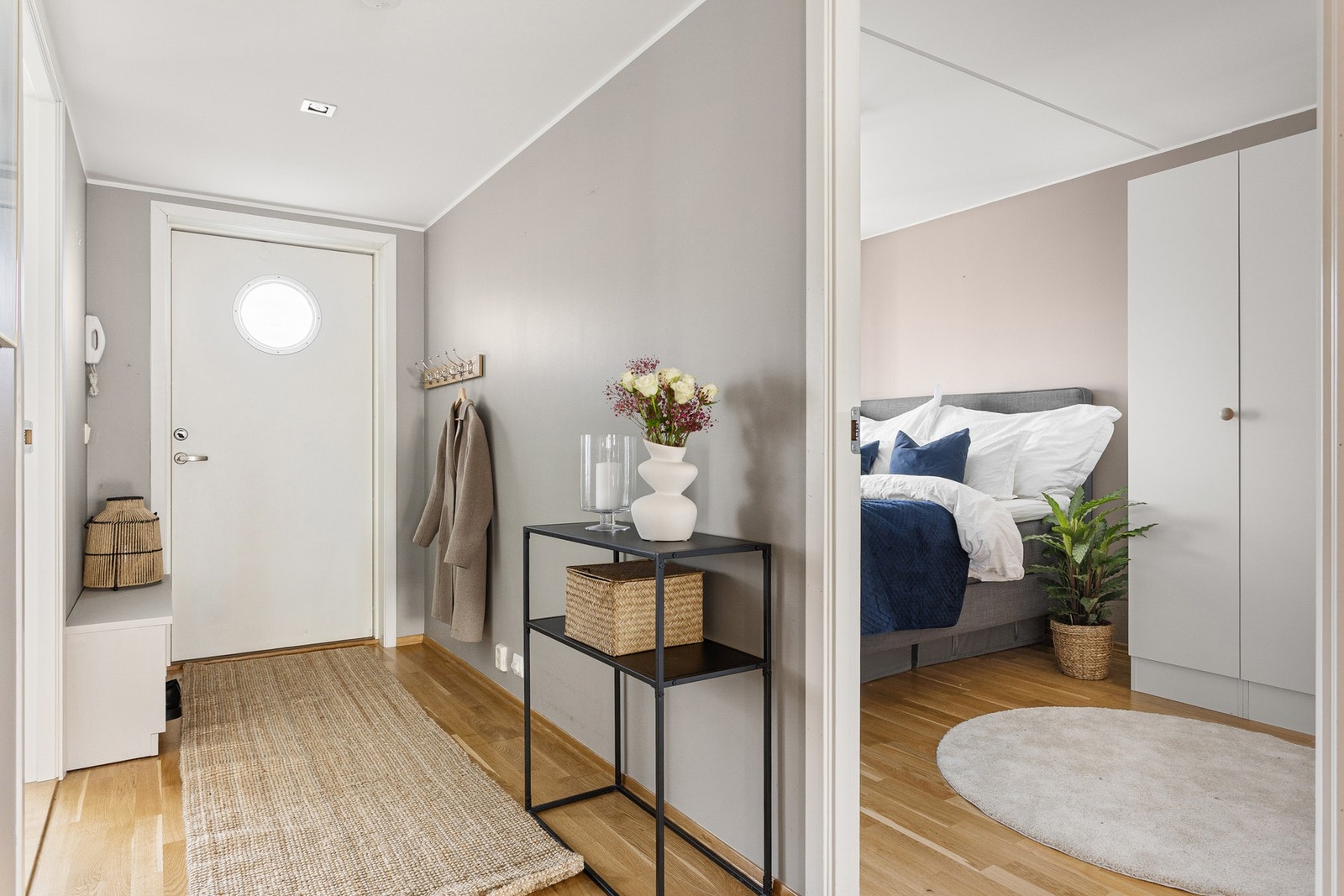 Her møtes du av en lys og innbydende entré! Ved inngangsdøren finner du dørcallingen og det er god plass for garderobeskap, knaggrekke og skoskap. Galleribilde
