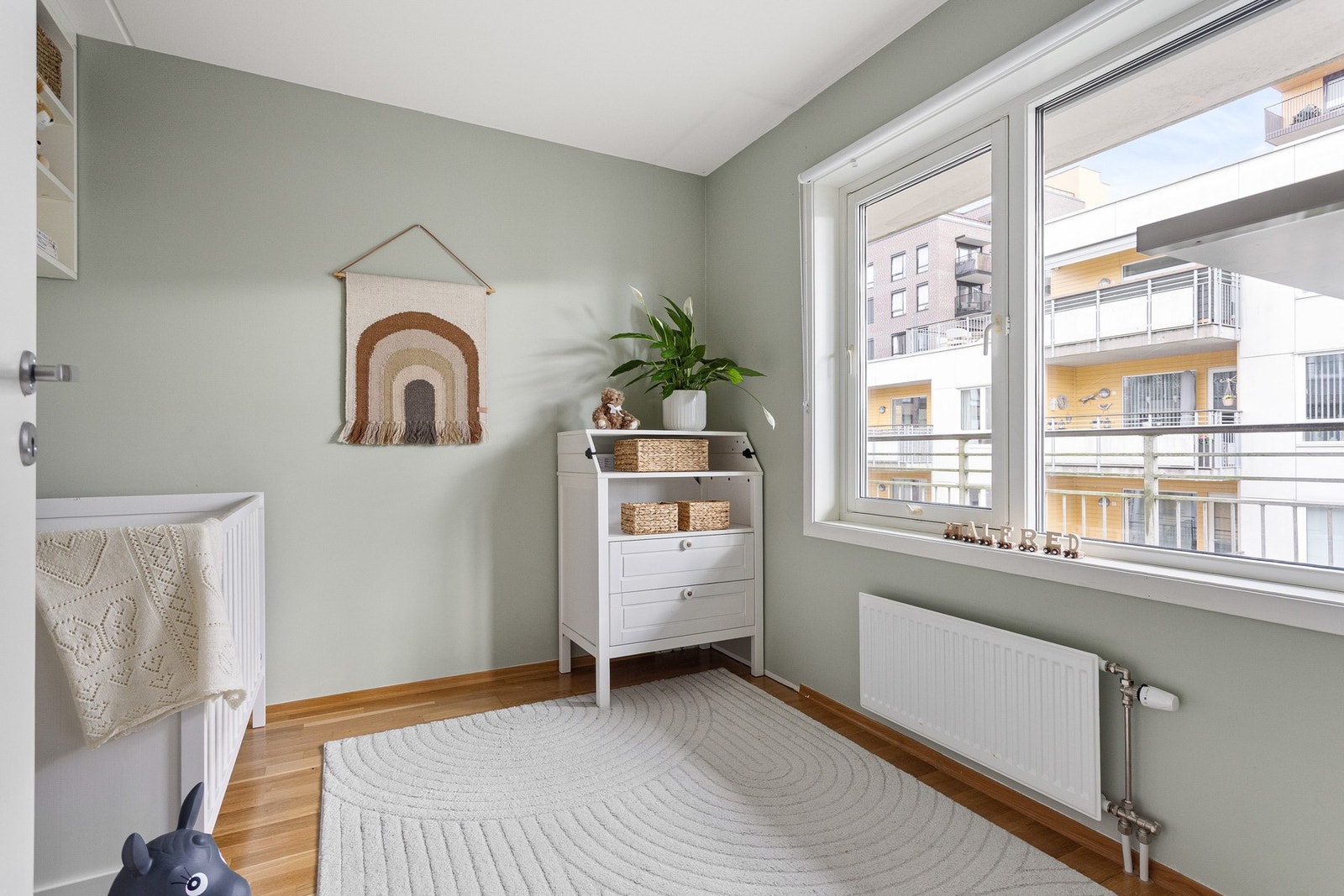 Det andre soverommet er også av god størrelse og har plass til seng, kontorpult og oppbevaringsmøblement. Galleribilde