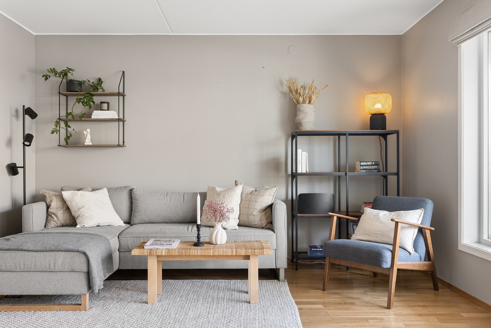 Her er det plass til en god sofagruppe med tilhørende møblement. Galleribilde