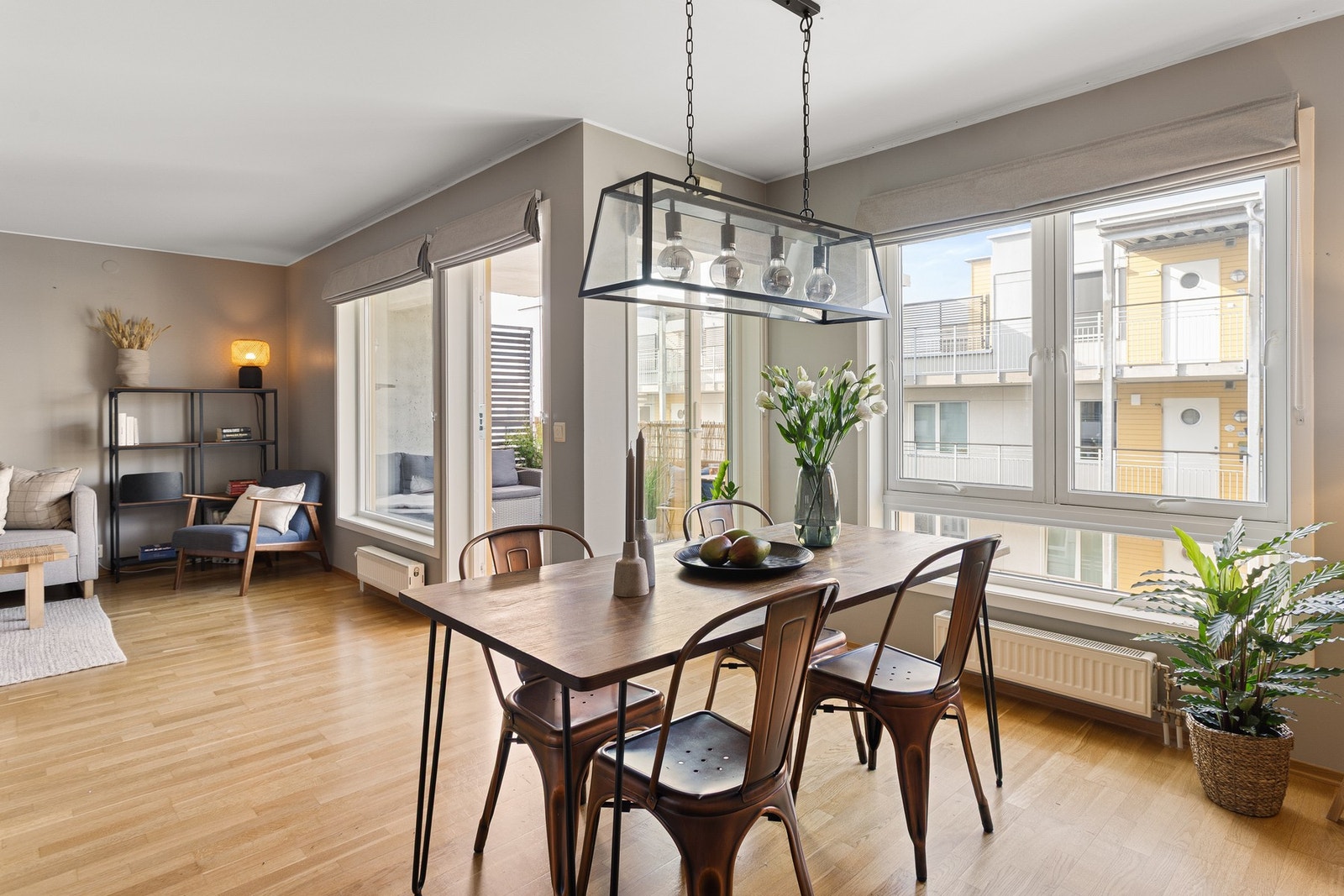 Det er også plass til spisebord hvor du kan invitere venner og familie til hyggelige lag. Galleribilde