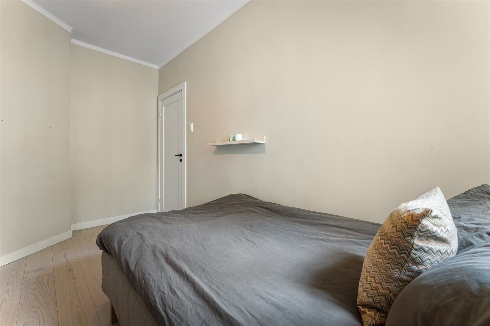 Leilighetens andre soverom er også i god størrelse - og kan innredes som kontor, barnerom eller gjesterom. Det er god plass til 120cm seng og vel så det! Galleribilde