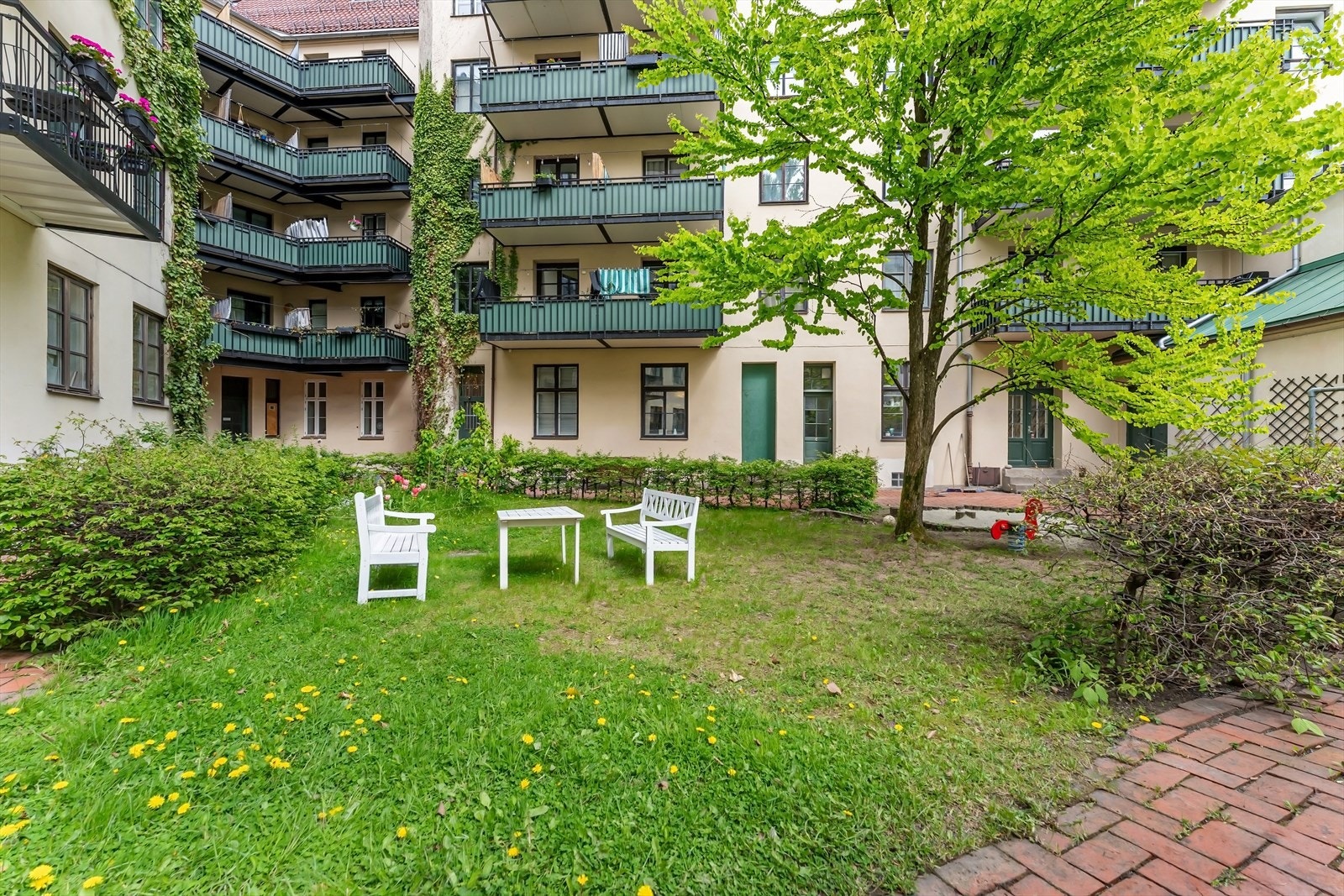 Bakgården er en rolig og grønn oase midt i byen. Galleribilde