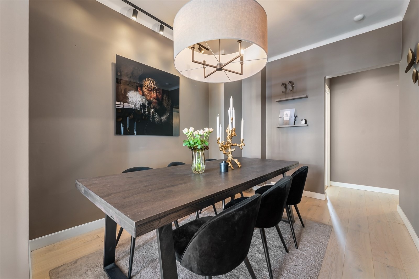 Stor spisestue med god plass til spisebord hvor man kan samle hele familien. Galleribilde