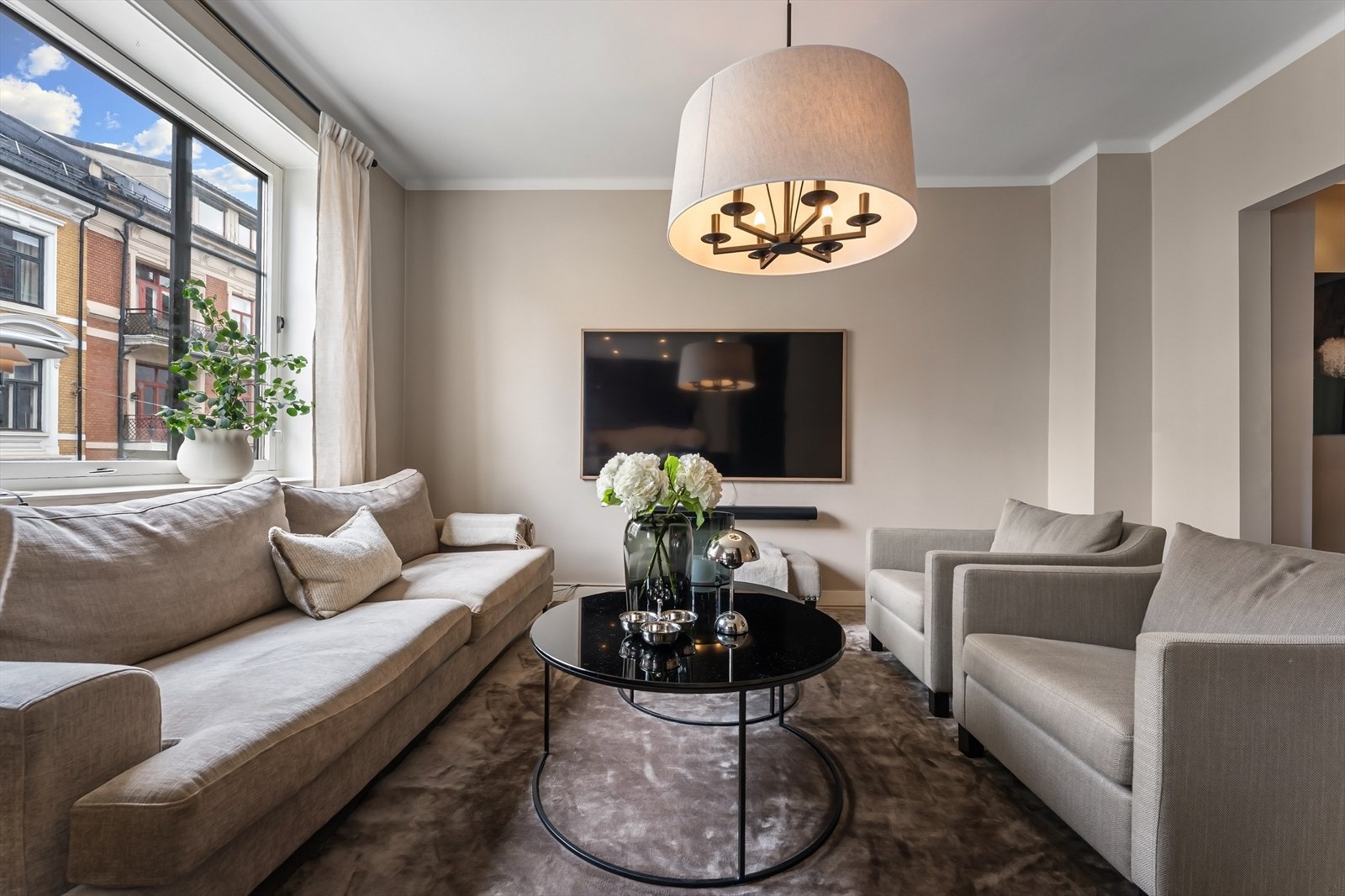 Stor og romslig stue med god plass til en stor sittegruppe og mediemøblement. Galleribilde