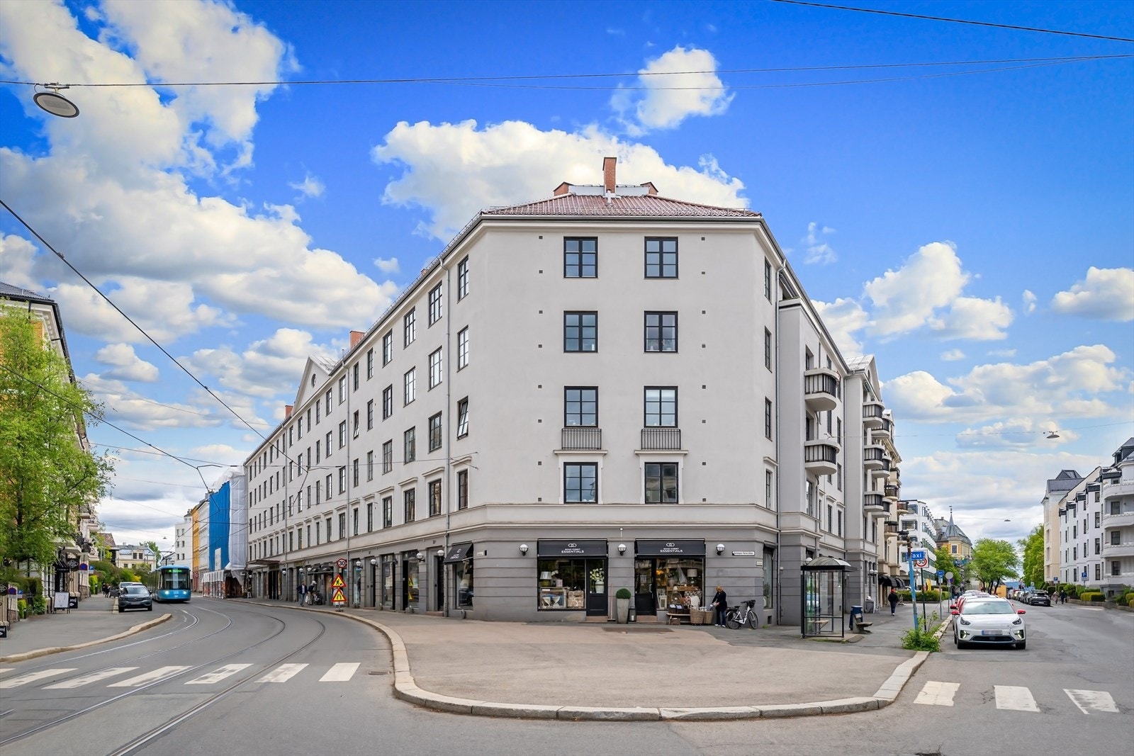 Frognerveien 30 ligger sentralt midt på Frogner med nærhet til "alt" byen har å by på. Galleribilde