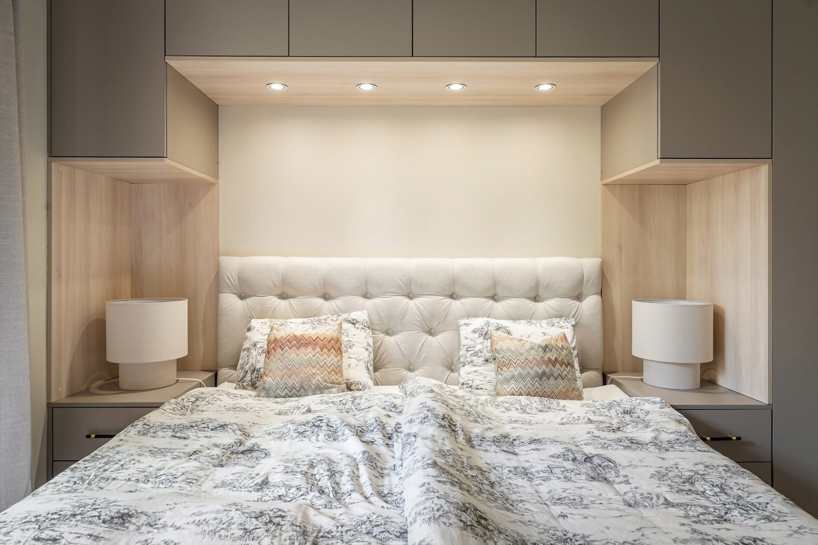 Merk deg belysningen over sengen - styrt med app via Philips Hue, i likhet med resten av belysningen i leiligheten! Galleribilde