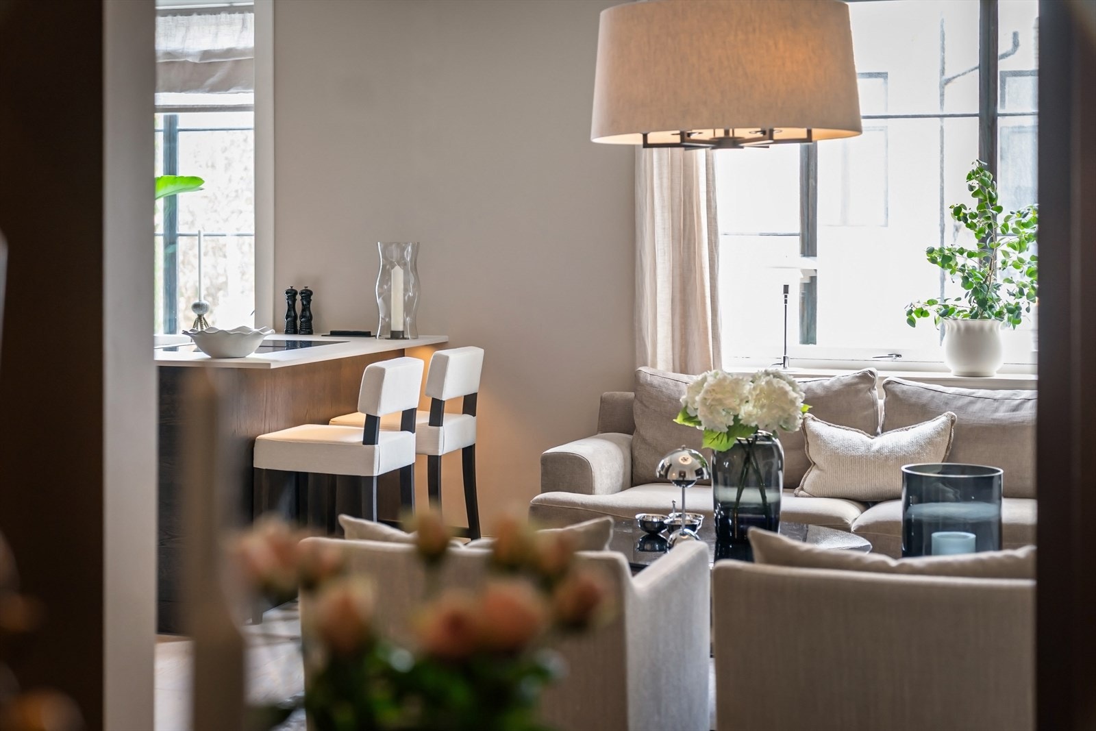 Store vindusflater gir rikelig med naturlig lysinnslipp. Galleribilde