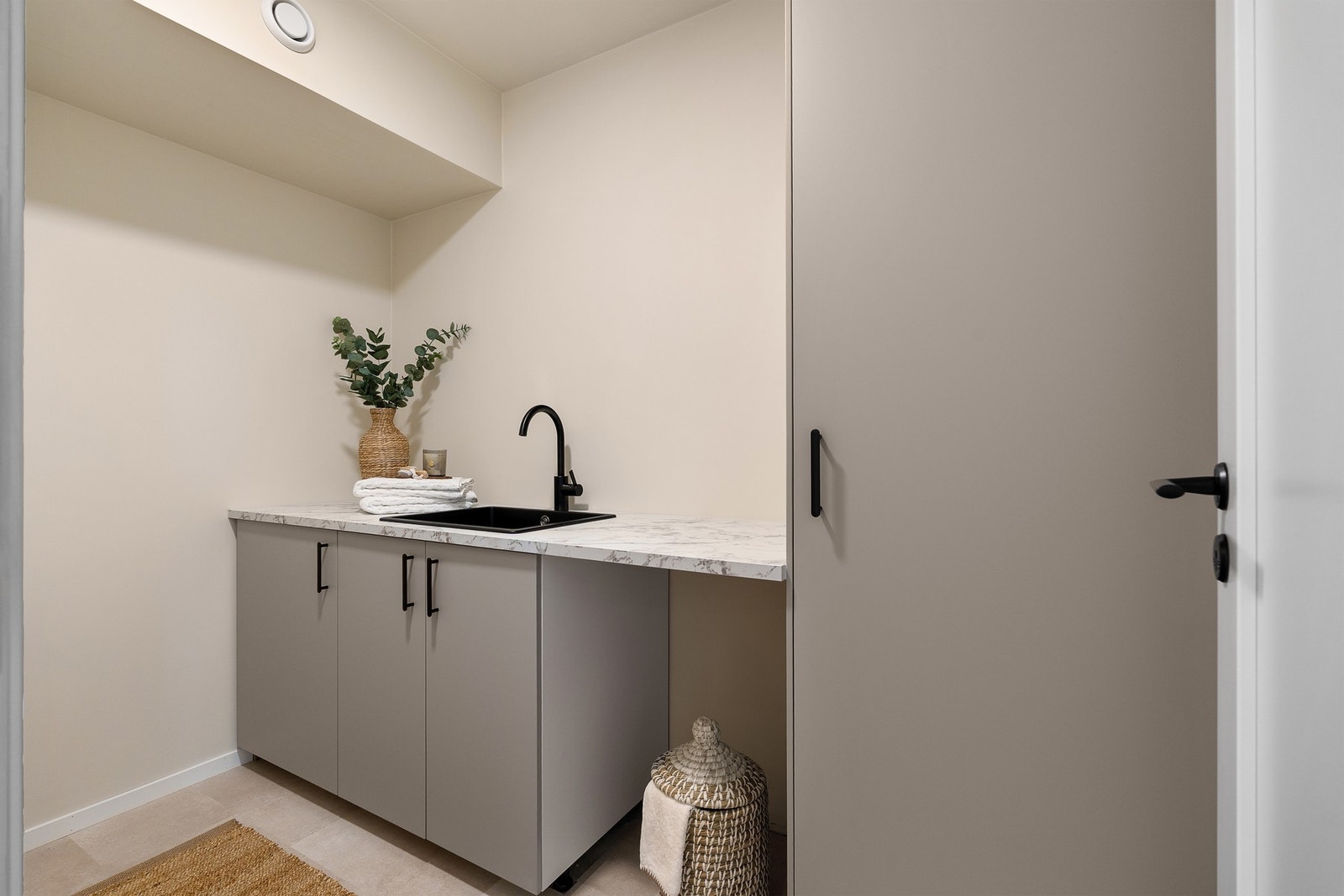 Funksjonelt vaskerom på 4,5 m², vurdert til TG1 av takstmann, med opplegg for vaskemaskin og utslagsvask. Galleribilde
