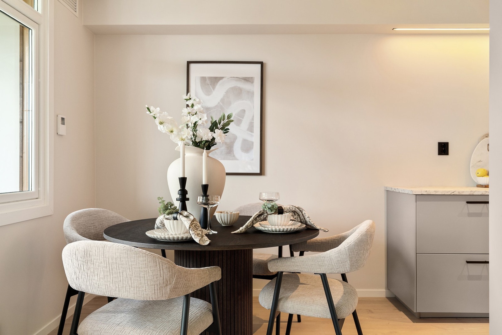 God plass til spisebord, perfekt for sosiale sammenkomster med venner og familie. Galleribilde