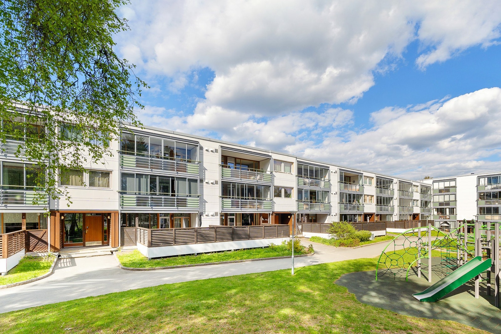 Leiligheten ligger i et rolig og etablert boligområde på Kolstad. Kolstad er et meget populært boligområde som kun ligger ca. 15 minutter kjøring fra Trondheim sentrum. Galleribilde