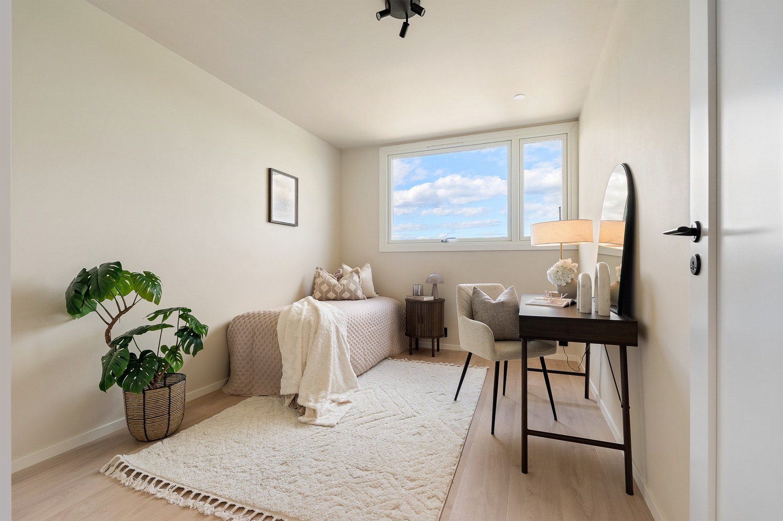 Soverom to på 11 m², perfekt som barnerom, gjesterom eller kontor. Galleribilde