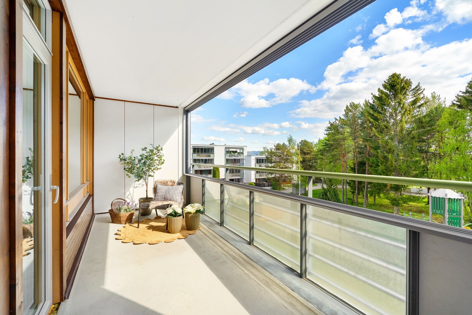 Fra stuen er det direkte utgang til en lekker sørvendt balkong på 11 m², med ypperlige solforhold. Galleribilde