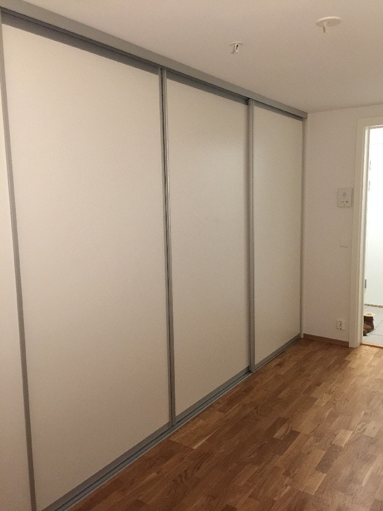 Èntre med mye garderobeplass Galleribilde