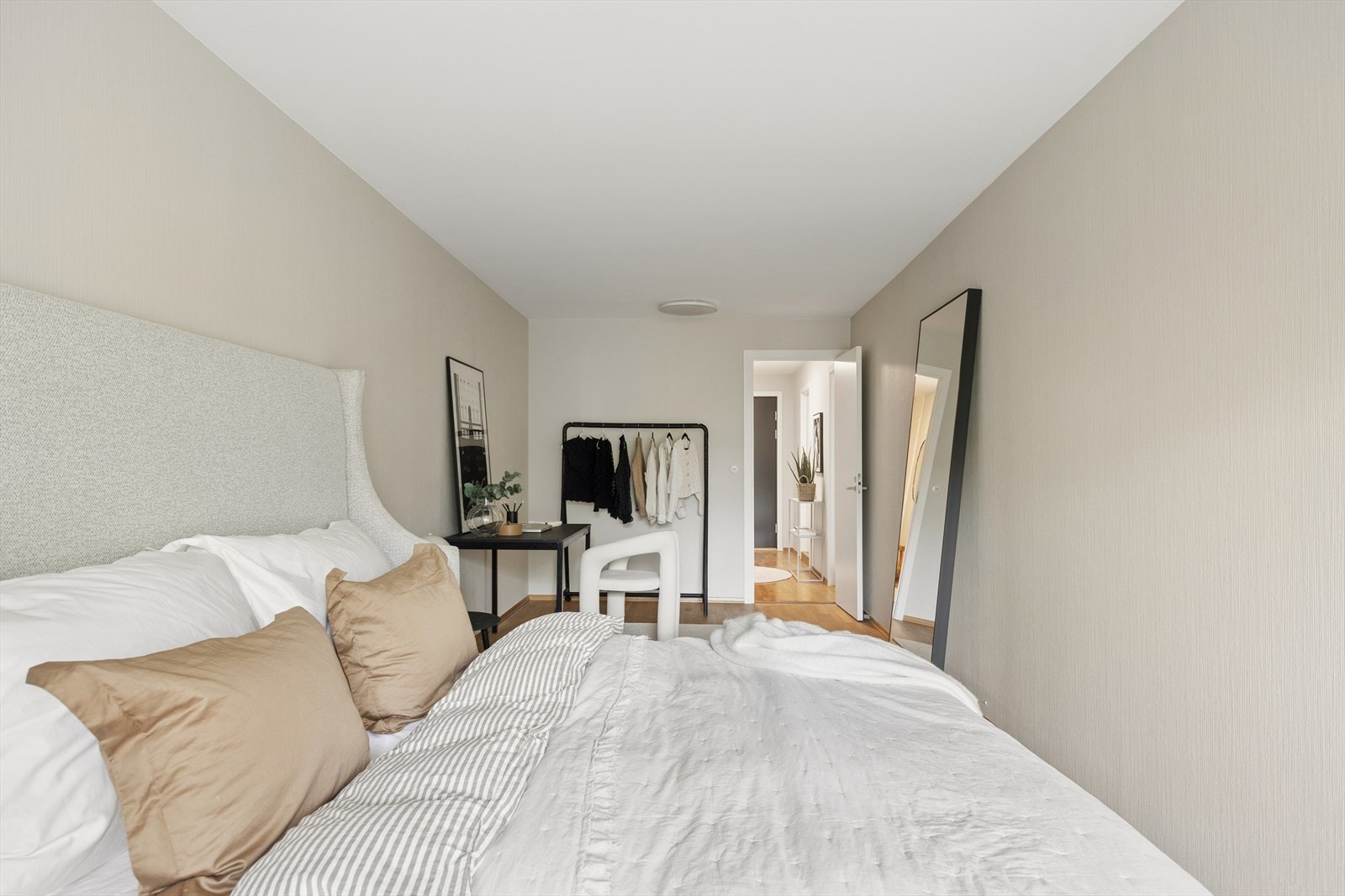 God plass til å lage sitt eget walk-in i tillegg til en arbeidsplass Galleribilde