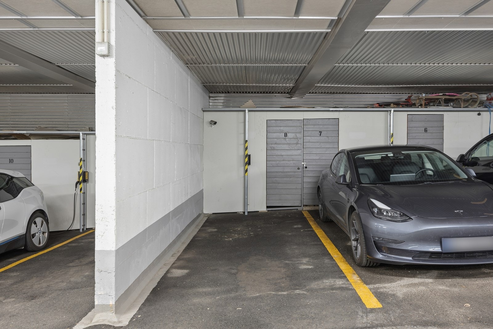 Egen parkeringsplass som tilhører leiligheten, tilrettelagt for lading av El-bil og egen bod i bakkant Galleribilde