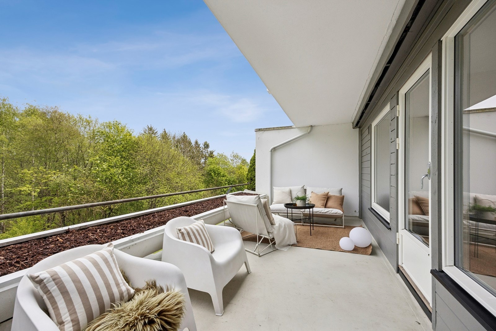 Stor og usjenert terrasse med god plass til flere møbleringsmuligheter Galleribilde