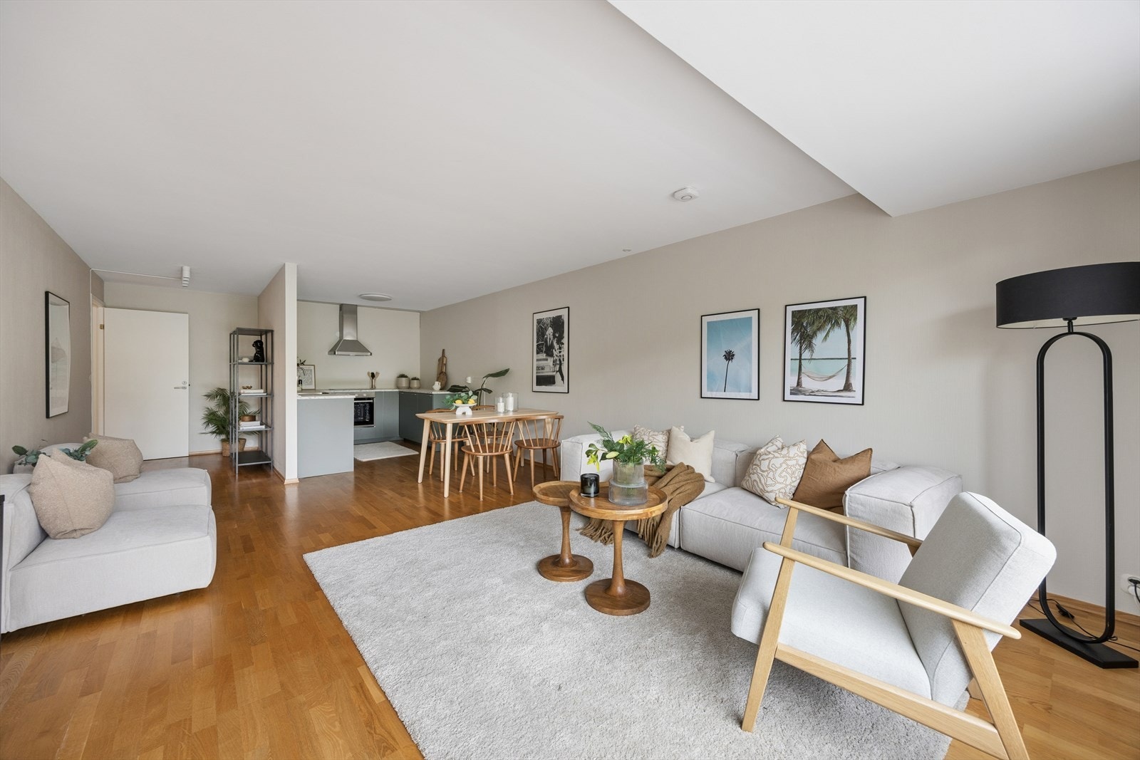 Svært romslig stue med god plass til både langbord og sofa og egen lesekrok Galleribilde