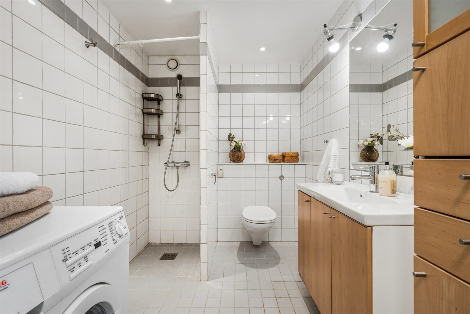 Lyst og fint bad med både flislagte vegger og gulv, samt varmekabler i gulv. Galleribilde