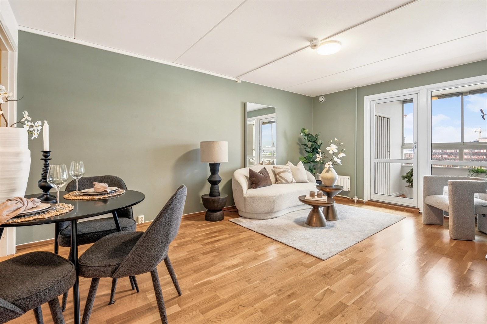 Dette er en flott 2-roms selveier i 10. etasje m/ vestvendt innglasset balkong på ca. 9 m² og god standard. Galleribilde
